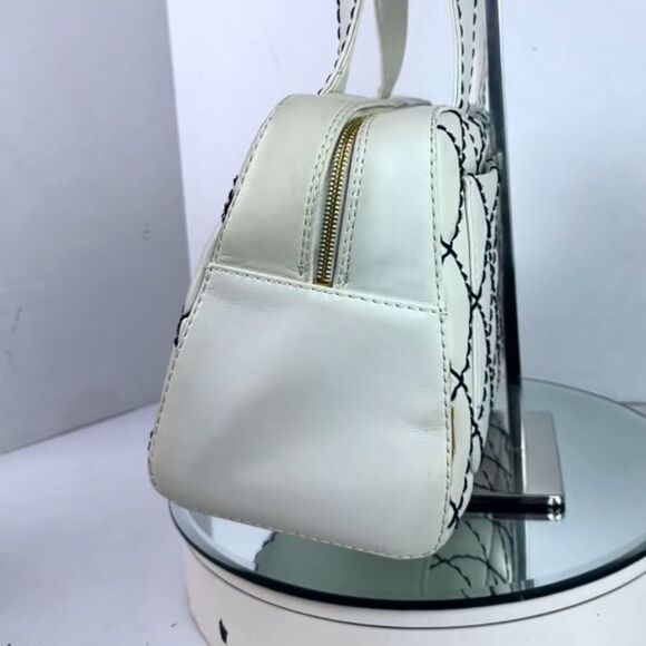 CHANEL White Quilted Handbag - Picture 4 of 13